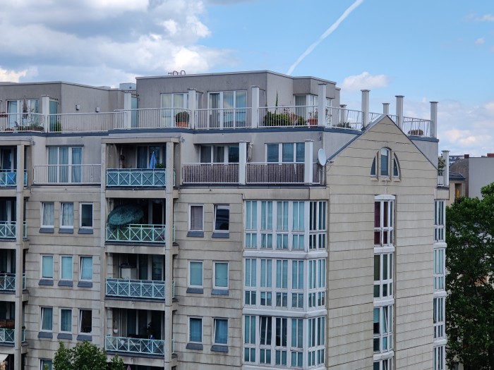 Das Oneplus 8 Pro hat ein optisches Dreifachtele, was zu einer besseren Bildqualit&auml;t f&uuml;hrt. (Bild: Tobias K&ouml;ltzsch/Golem.de)